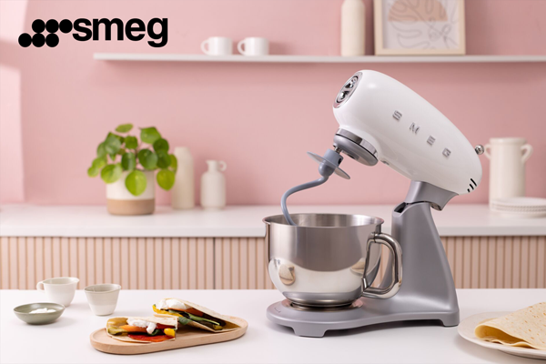 Планетарный миксер Smeg SMF04. Стиль 50-х снаружи, современные технологии внутри! Планетарный миксер Smeg SMF04. Стиль 50-х снаружи, современные технологии внутри!